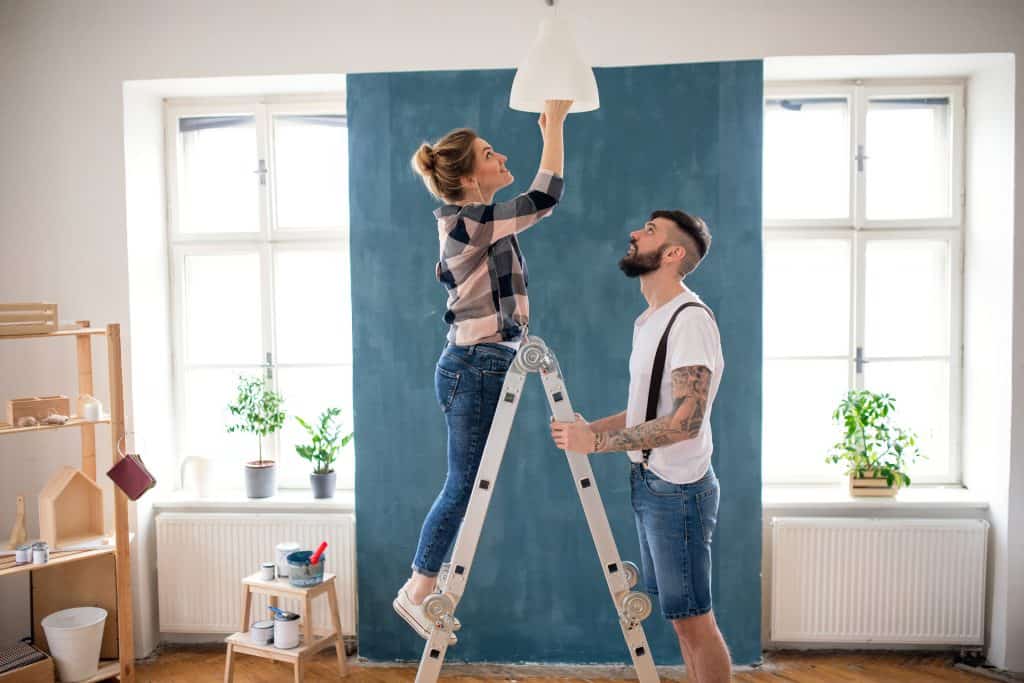 Vrouw en man aan het klussen in een woning