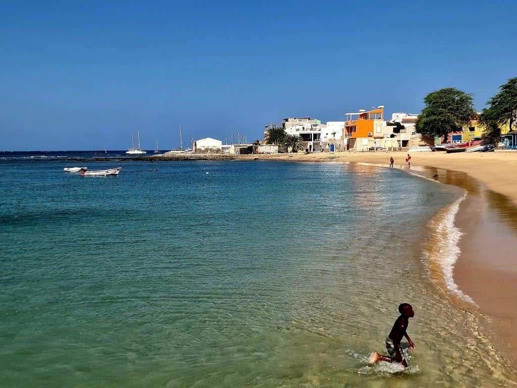 Jongetje op het strand van Boa Vista