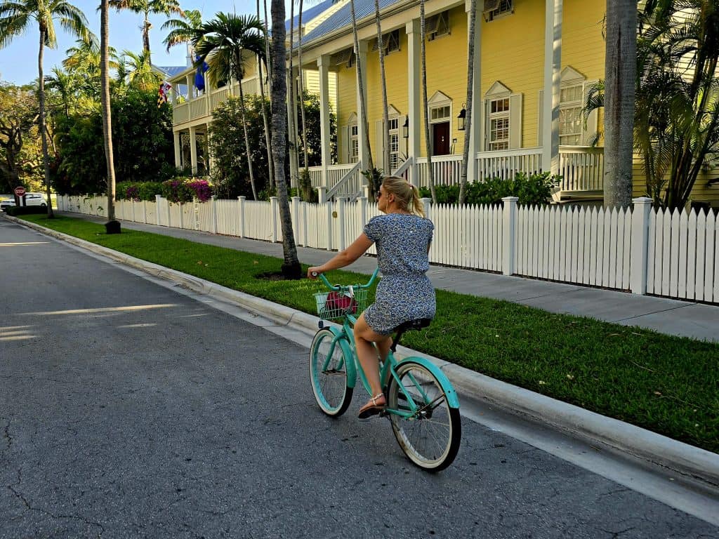 Mandy van Elp op de fiets in Key West