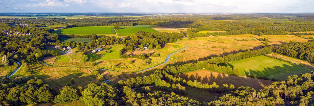 Drentsche Aa rivier temidden van bossen en velden