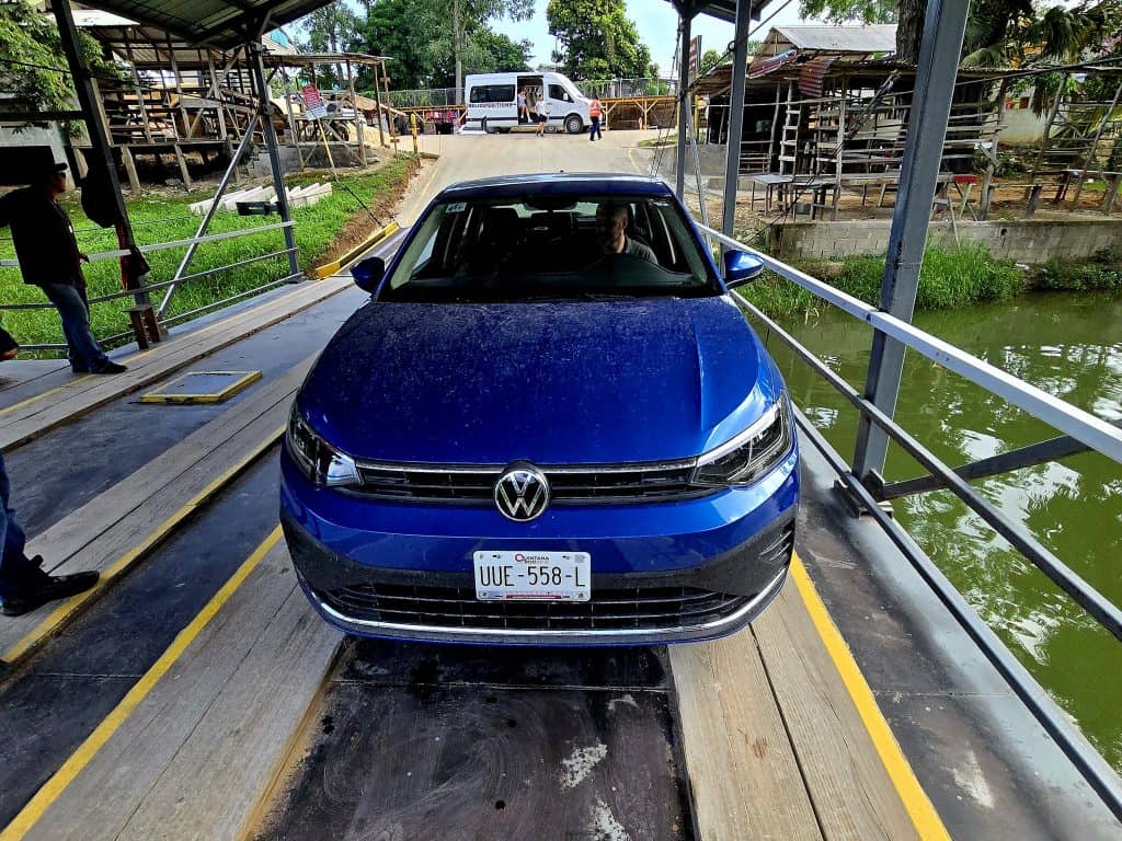 Huurauto op een pont in Belize