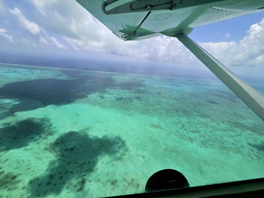 Uitzicht vanuit het vliegtuig van Tropic Air