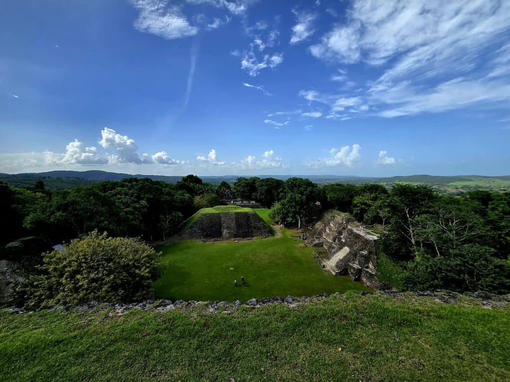 Uitzicht vanaf de piramide van Xunantunich