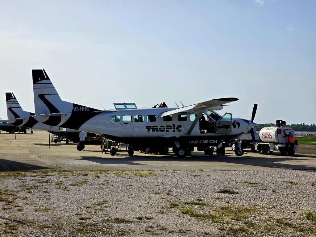 vliegtuigje van Tropic Air op de airstrip van Belize City