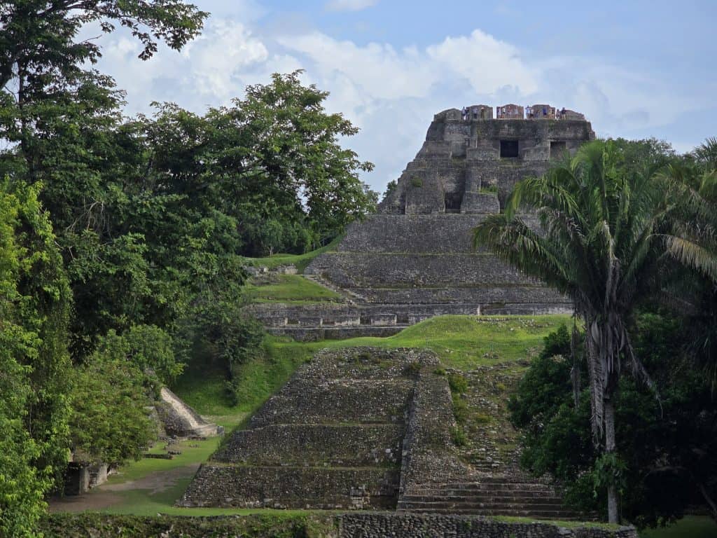 Piramide van Xunantunich in Belize