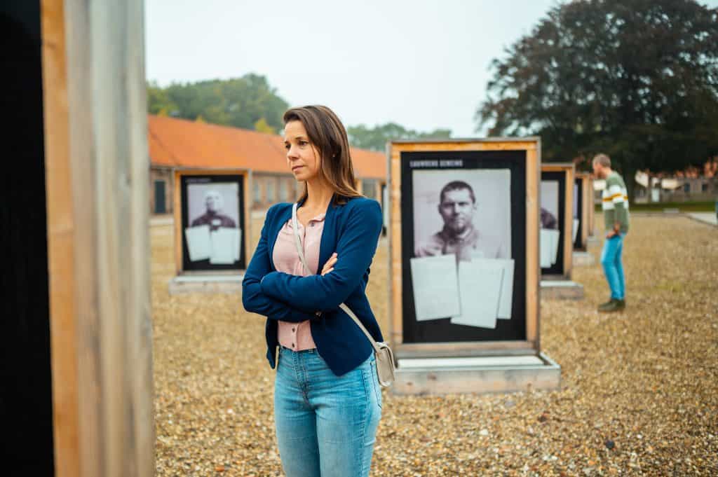 Vrouw bij het gevangenismuseum in Veenhuizen