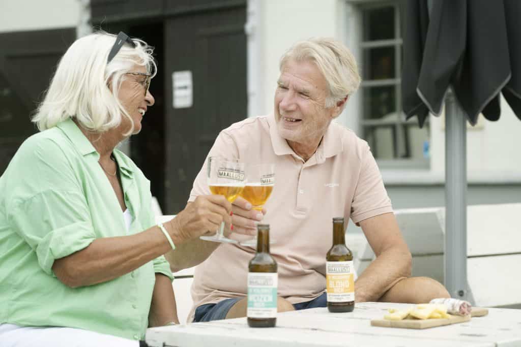 Bier drinken in brouwerij Maallust in Veenhuizen, Drenthe