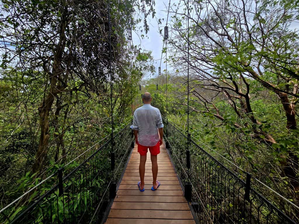 Jurgen op een hangbrug in Costa Rica