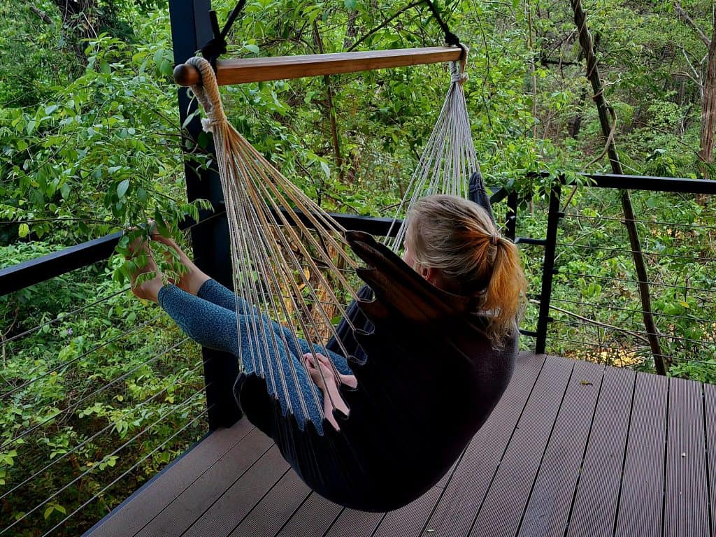 Mandy van Elp in een hangstoel in Rio Perdido, Costa Rica