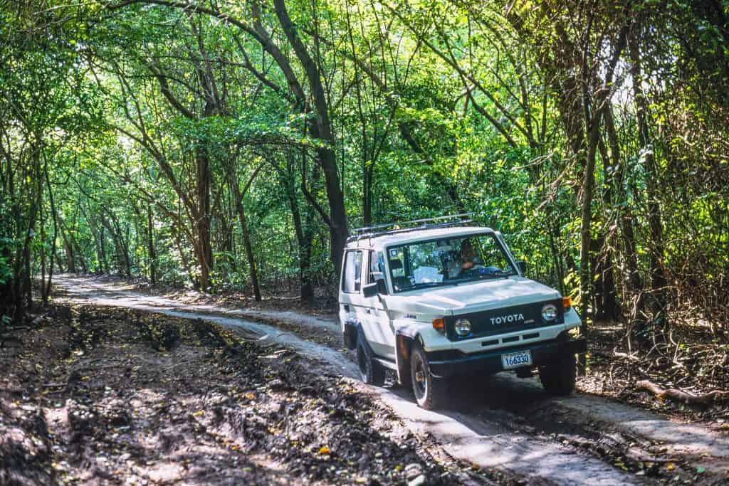 Toyota op een modderweg in Costa Rica