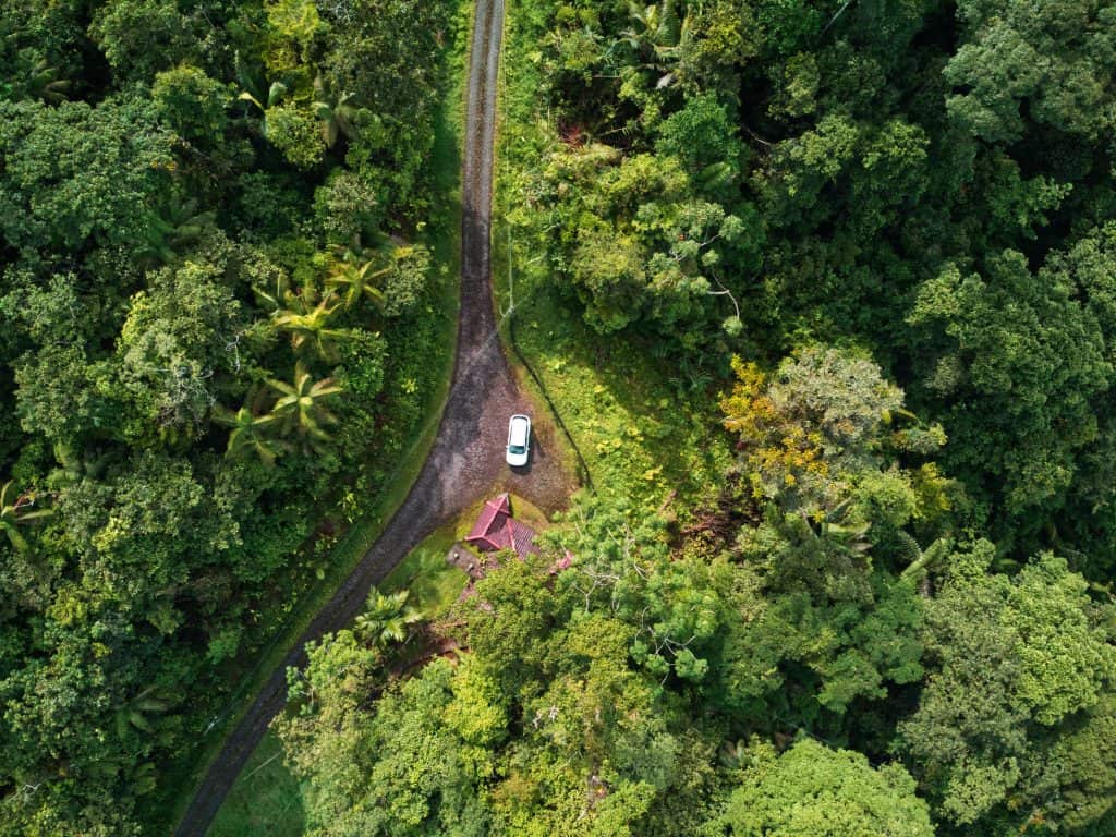 Onverharde weg met een auto in Costa Rica