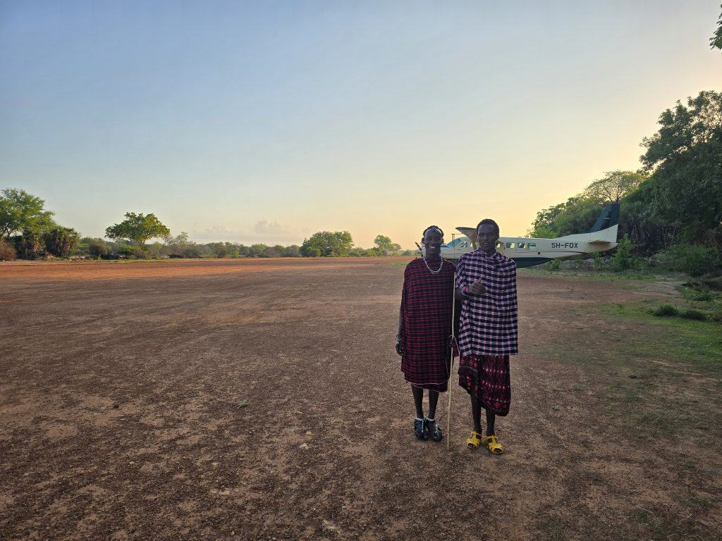 Masai in Tanzania op een airstrip in Selous Game Reserve