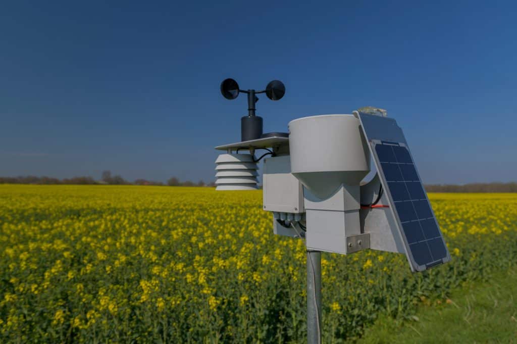 Weerstation bij een boerenakker