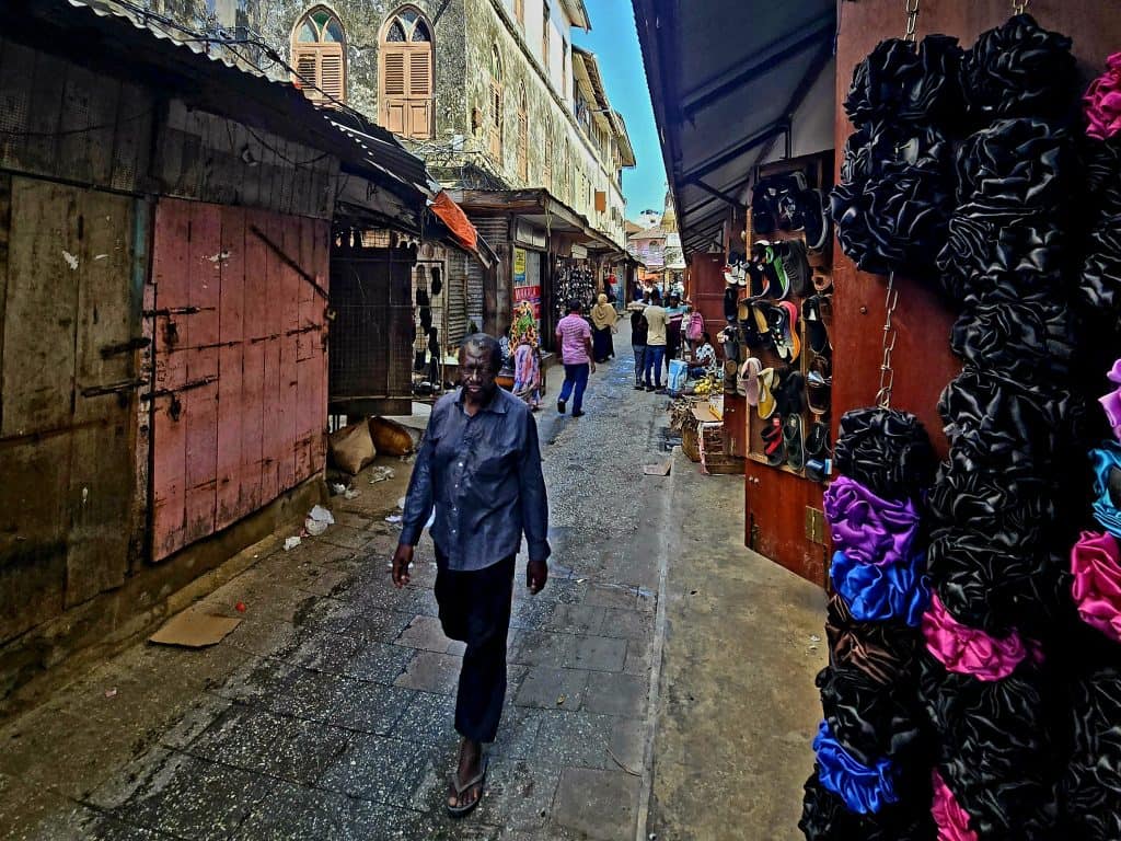 smalle straatjes van Stonetown op Zanzibar